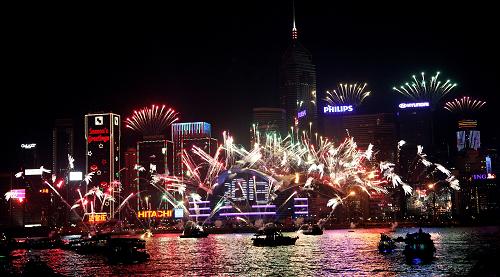 2013年1月1日,香港旅游发展局在维多利亚港举行烟火表演,庆祝新年的到来。图为烟火在香港维多利亚港燃放。新华社记者 俱孟军 摄