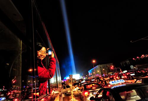 这是2013年1月1日在北京中华世纪坛拍摄的“北京之光”。 2012年12月31日晚,“北京之光”迎新年倒计时活动在北京举行。新华社发(刘长龙 摄)