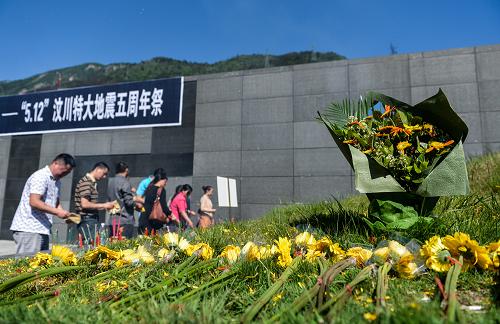 5月12日是汶川地震5周年纪念日,当地群众和遇难者家属在汶川县映秀镇遇难者公墓祭奠逝者,寄托哀思。新华社记者 白禹 摄