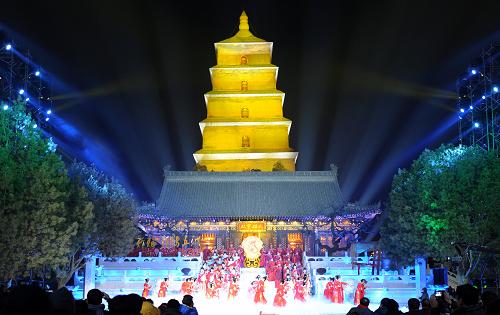 2012年12月31日晚, 2013“雁塔祈福·钟鸣五洲”环球跨年文化盛典在陕西西安大雁塔下举行。图为活动现场。新华社记者 李一博 摄