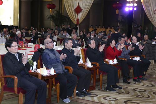 2月22日,中共中央统战部、国务院办公厅在北京举行国务院参事、中央文史研究馆馆员新春茶话会。国务委员兼国务院秘书长马凯、全国人大常委会副委员长严隽琪、全国政协副主席罗富和出席茶话会,与参事、馆员欢聚一堂,喜迎蛇年新春。 新华社记者 庞兴雷 摄
