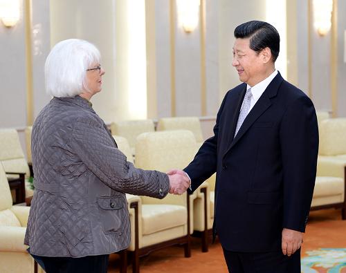 4月16日,国家主席习近平在北京人民大会堂会见冰岛总理西于尔扎多蒂。新华社记者 李涛 摄