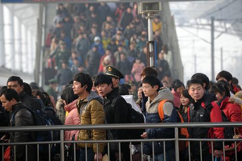 2月25日,在安徽省亳州市火车站,旅客们准备进站乘车。当日是农历正月十六,安徽省亳州市火车站的务工流和学生流叠加,形成今年春运又一次客流高峰。 新华社发(张延林 摄)