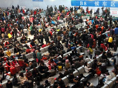 2月25日,旅客在苏州火车站候车大厅等候乘车。新华社发(王建康 摄)