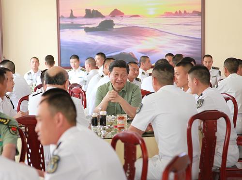 这是4月9日,习近平在水兵餐厅,同水兵们共进午餐。新华社记者 李刚 摄