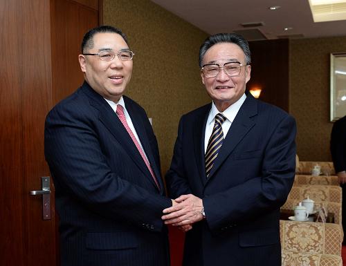 2月20日,全国人大常委会委员长吴邦国在澳门会见澳门特别行政区行政长官崔世安。新华社记者 马占成 摄