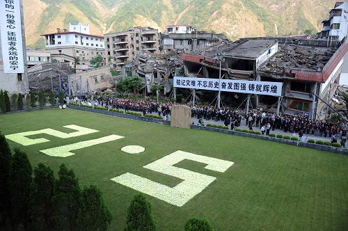 5月12日,群众在北川老县城祭奠地震遇难者。新华社发(薛玉斌 摄)