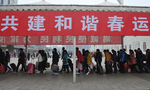 2月25日,旅客在安徽阜阳火车站进站乘车。当日是农历正月十六,元宵佳节过后务工流、学生流和探亲流叠加,全国铁路节后春运重点地区车站——安徽阜阳火车站再次迎来客流高峰。新华社发(卢启建 摄)